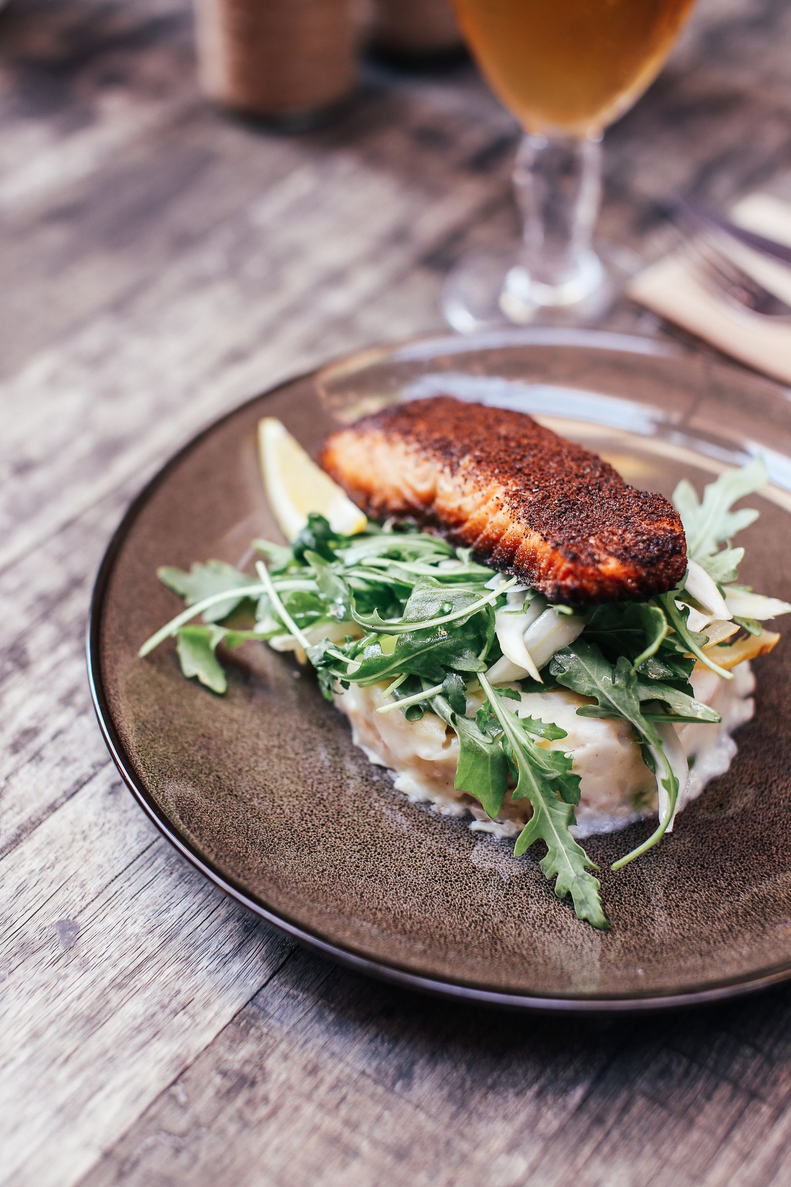 Sezonowe danie restauracyjne oświetlone skupionym światłem na ciemnym stole